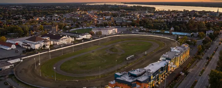 Hippodrome de Trois-Rivières and its gaming hall at dusk
